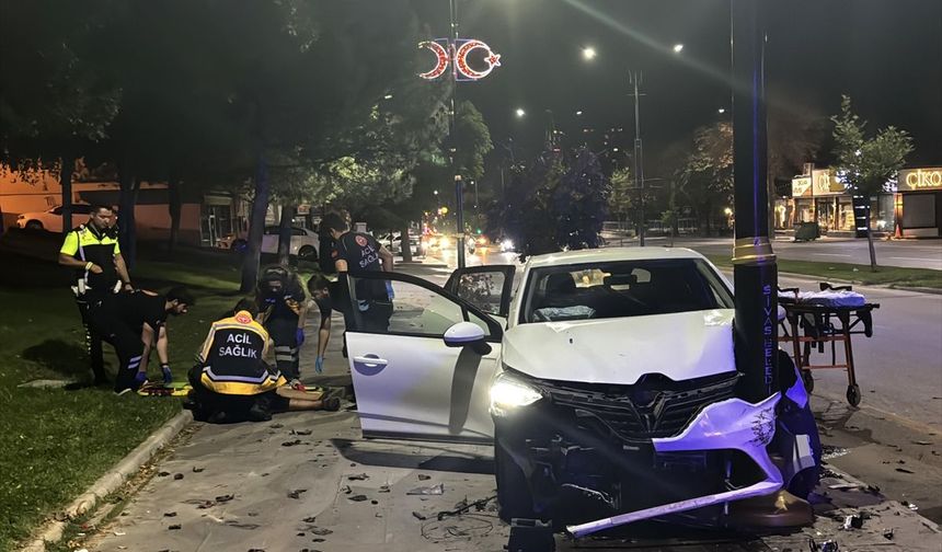 Aydınlatma direğine çarptı: 3 yaralı