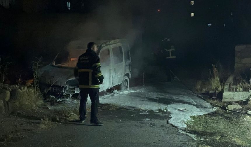 Niğde'de hafif ticari aracı alevler sardı!