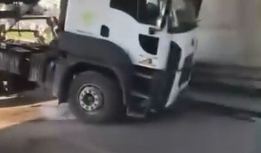 Adana’da kamyonun damperi demir yolu köprüsüne takıldı