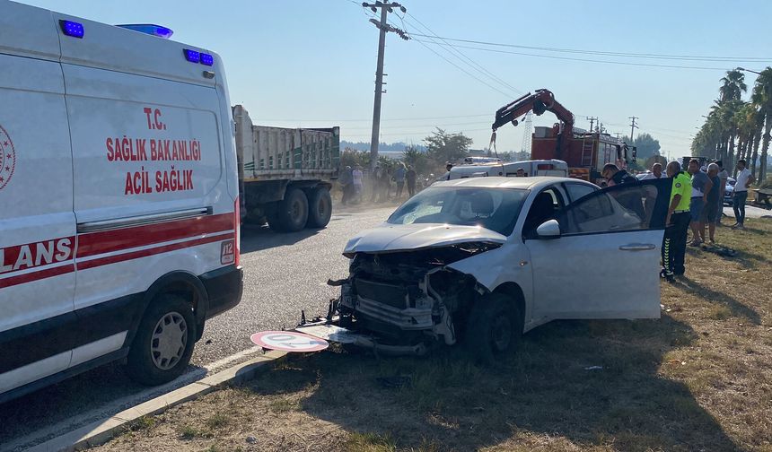 Adana'da minibüs ile otomobil çarpıştı: 1 ölü, 3 yaralı