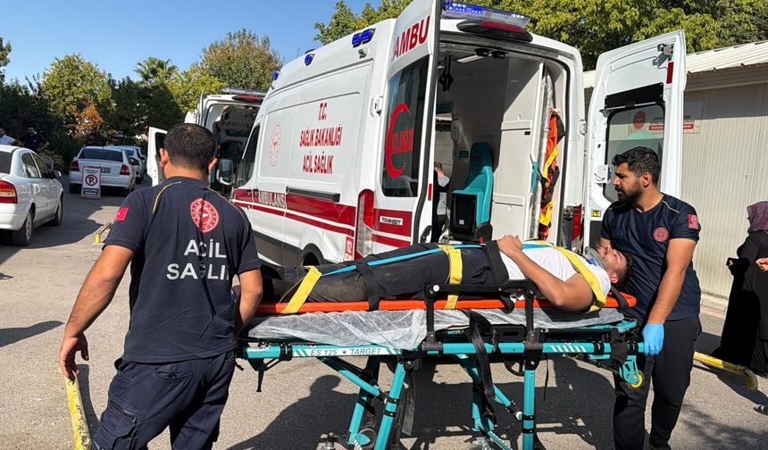 Adıyaman'da tarım işçilerini taşıyan minibüs devrildi: 12 yaralı