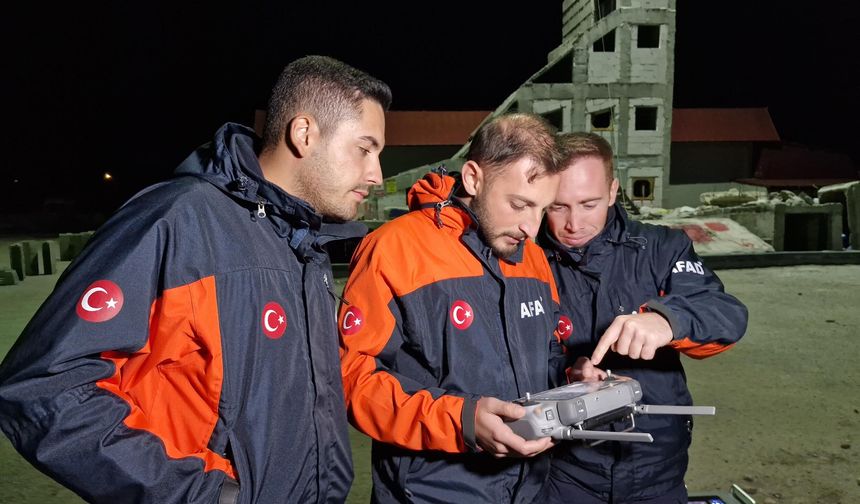 AFAD'dan arama-kurtarma çalışmalarına aydınlatma dronu desteği