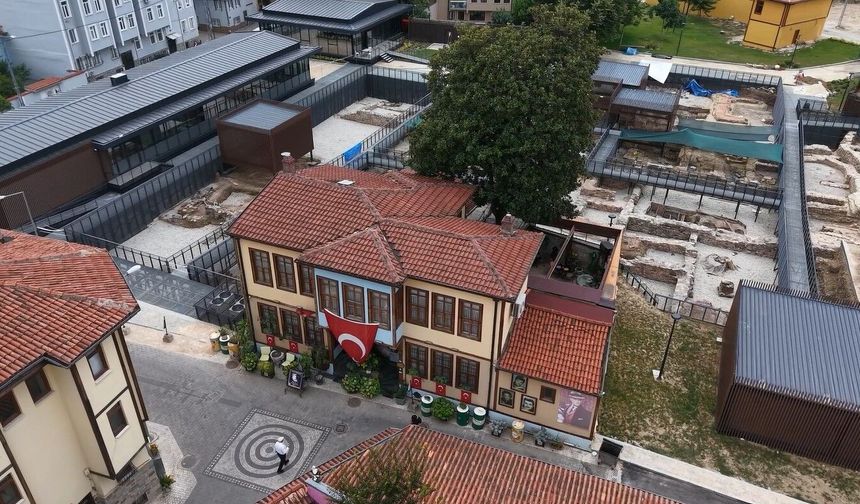 Bursa'da manolya ağacının altında vefa nöbeti