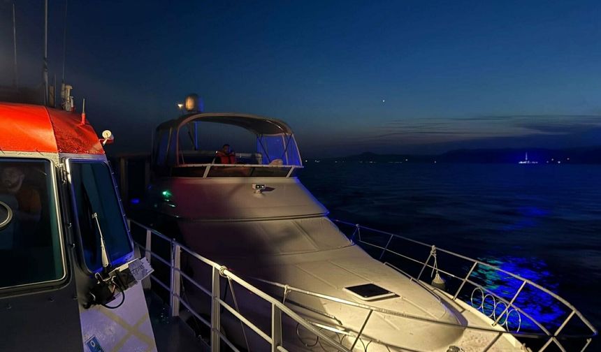 Çanakkale Boğazı'nda makine arızası nedeniyle sürüklenen tekne kurtarıldı