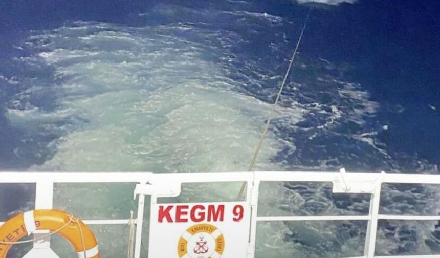 Çanakkale Boğazı'nda sürüklenen tekne Lapseki'ye yanaştırıldı