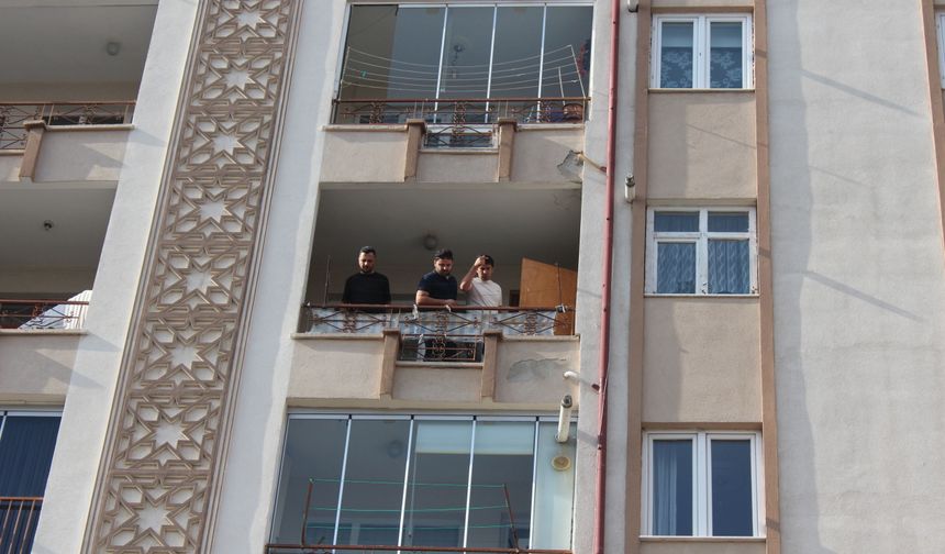 Çay içerken balkondan düşüp ağır yaralandı