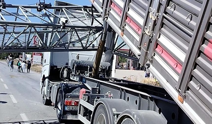Damperi açık olan TIR EDS direğini devirdi