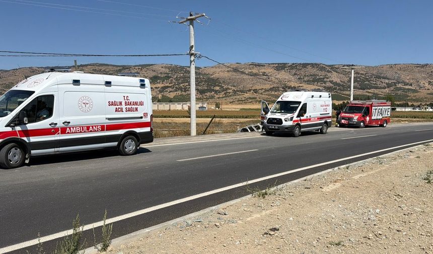 Eskişehir'de hafif ticari araç duvara çarptı: 1'i ağır, 3 yaralı