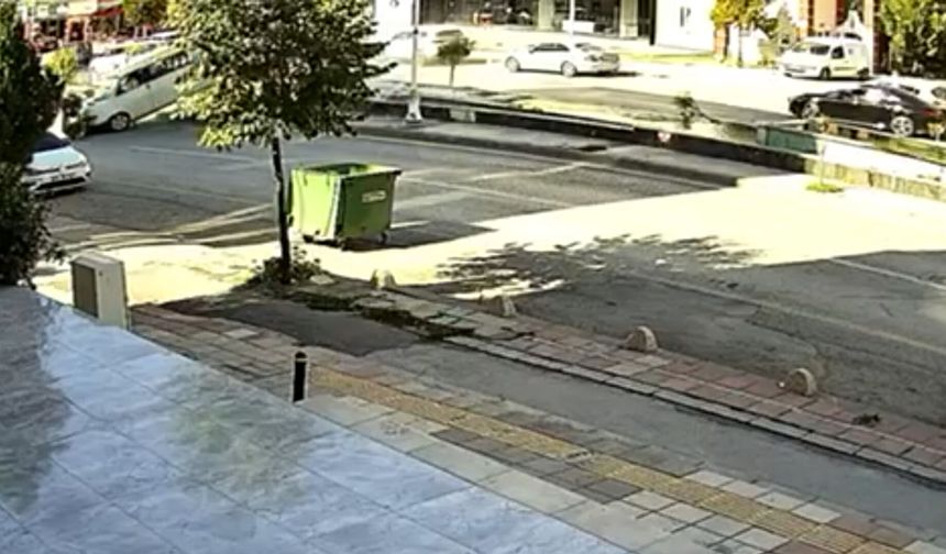 Hafif ticari araç, kuryeye çarptı!