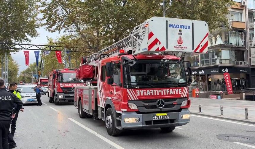 İnşaatın dış koruma kaplaması kaldırıma devrildi: 2 yaralı