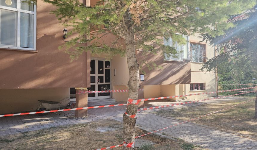 Konya'da 5 katlı hasarlı bina tahliye edilip mühürlendi