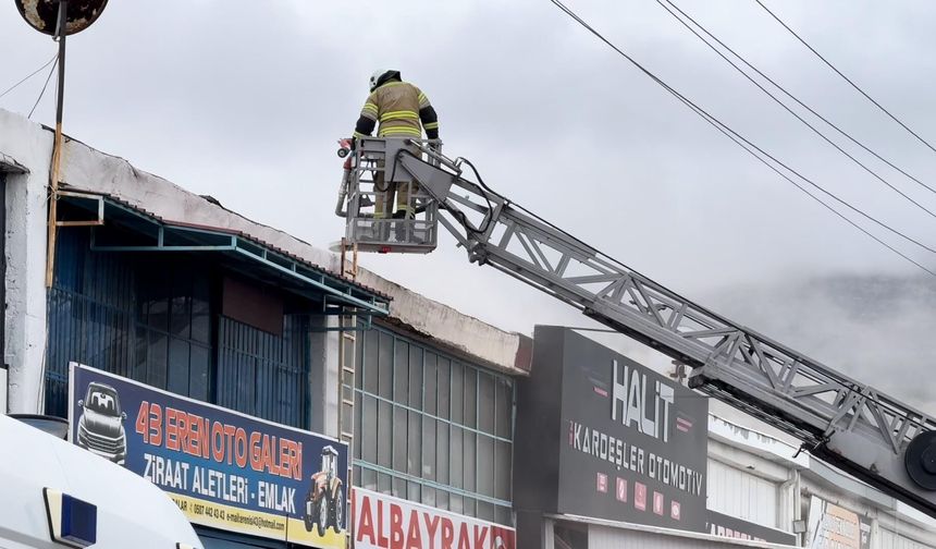Kütahya'da oto galerinin çatısında çıkan yangın söndürüldü