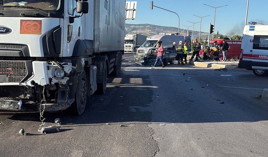 Kütahya'da Tırla Otomobil Çarpıştı