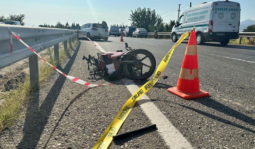 Manisa'da otomobil motosiklete çarptı: 1 ölü, 1'i bebek 3 yaralı