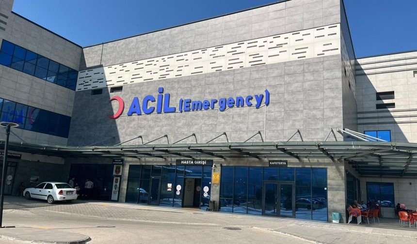 Muğla'da otomobil refüje çarptı