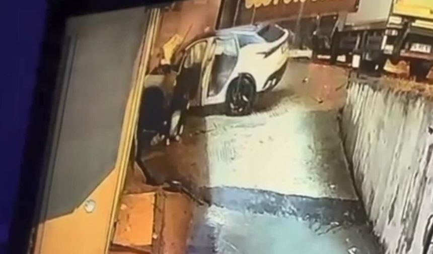 Otomobilin iş yeri duvarına çarptı: 1 ağır yaralı