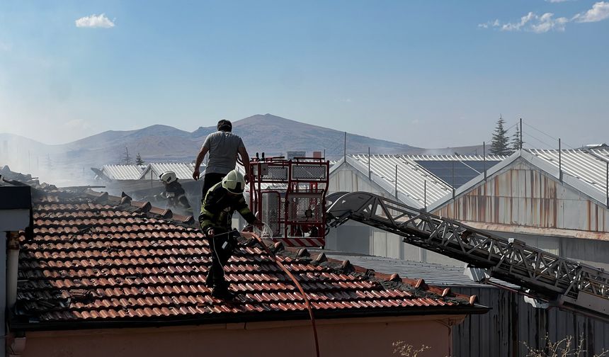 Tekstil fabrikasının deposunda yangın çıktı