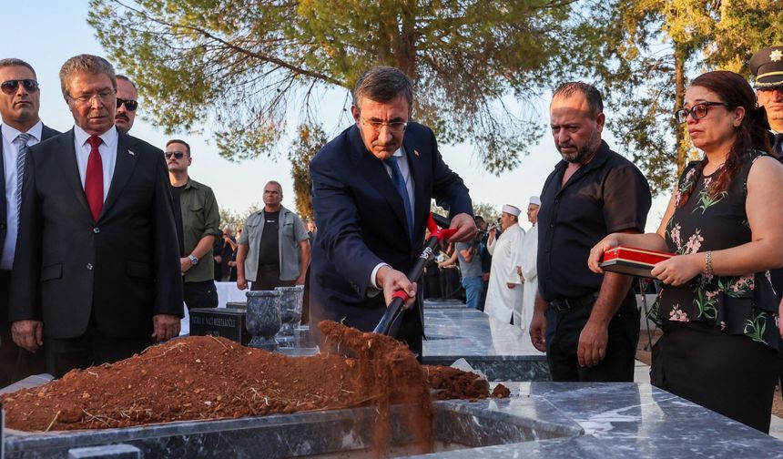 Cevdet Yılmaz KKTC'de şehirlikte devlet töreninde katıldı