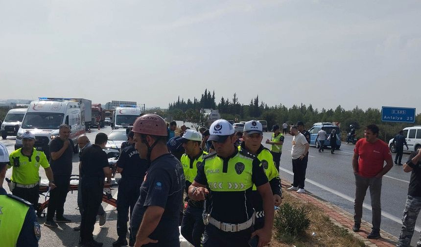 Antalya'da Midibüs, Kaygan Yolda Devrildi