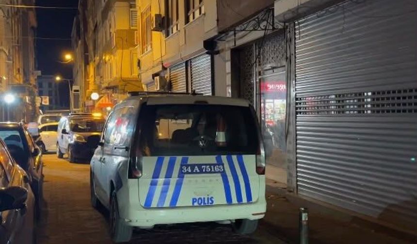 Bakırköy'de metruk bina çöktü