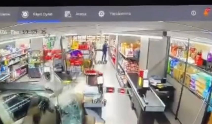 Bartın’da fren yerine gaza bastı, otomobili markete girdi