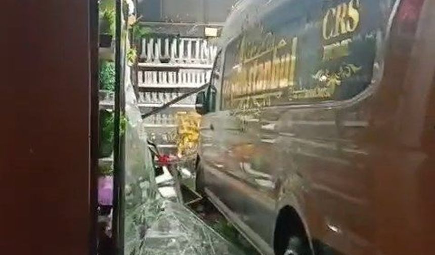 Bursa’da minibüs mağazaya daldı! İki müşteri son anda kurtuldu