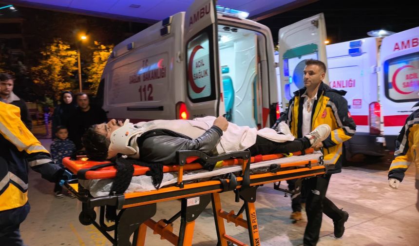 Bursa'da Otomobille Çarpışan Motosikletteki 2 Kardeş Yaralandı