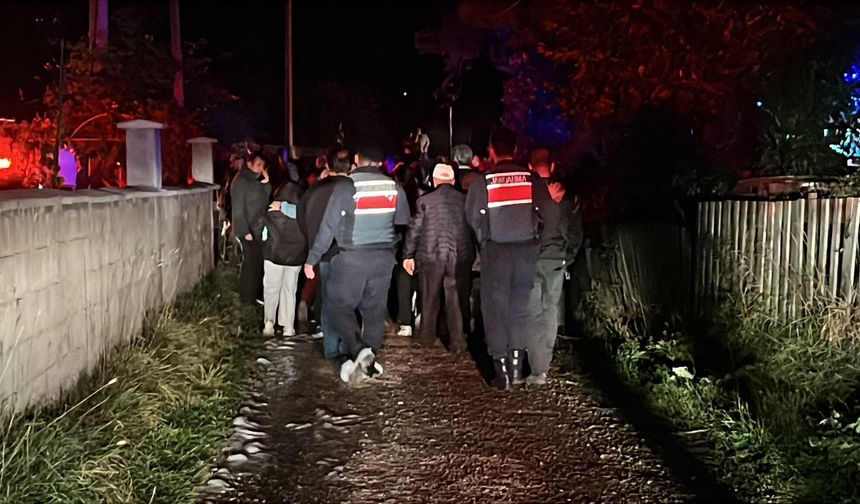 Evde çıkan yangın ahıra sıçrayarak kullanılmaz hale getirdi
