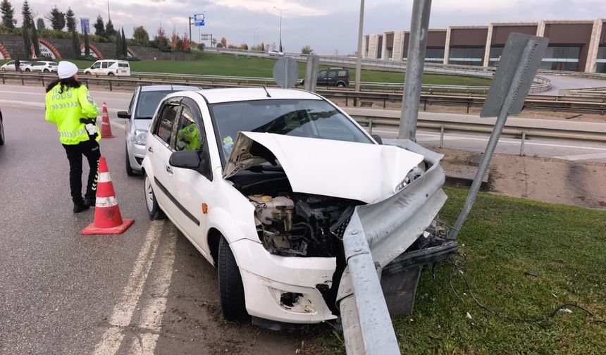 İnegöl’de Yağmur Kazası: Kaygan Yolda Kontrolden Çıkan Otomobil Bariyerlere Çarptı