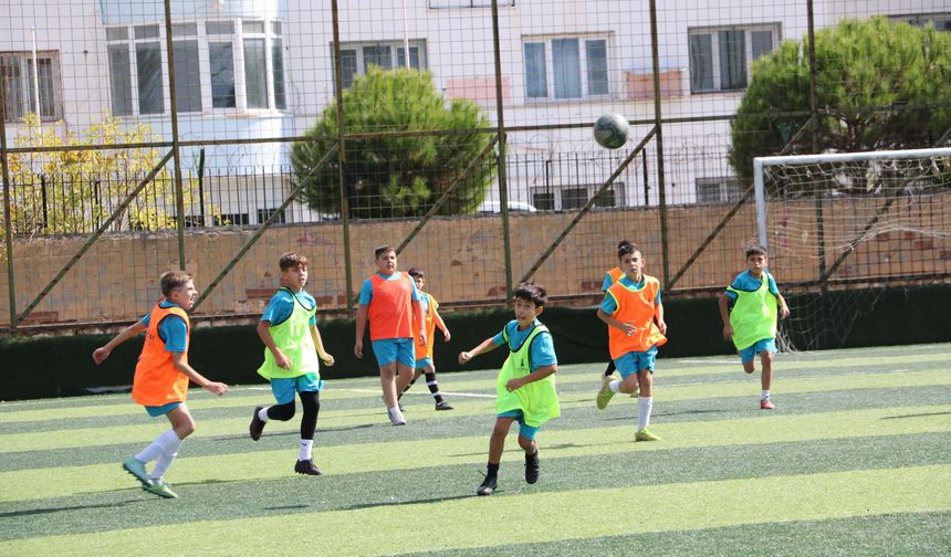 İzmir'de Dezavantajlı Çocuklara Futbol Kapısı