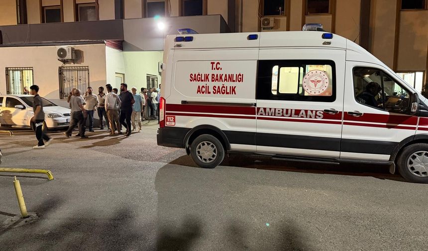 Kahta’da Feci Kaza: Otomobil Yayalara Çarptı, Sürücü Kaçtı!