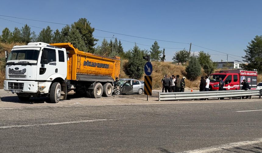 Kahta'da Otomobil Kamyonun Altına Girdi: İtfaiye Zamanla Yarıştı
