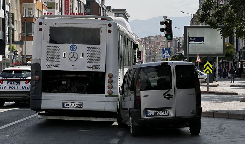 Kayseri'de Akrabasını Bıçakladı, Kaçarken Kaza Yaptı