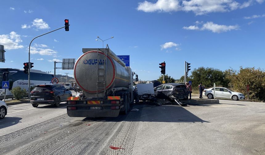 Kırmızı Işıkta Bekleyen Araçlara Tanker Çarptı: 4 Yaralı