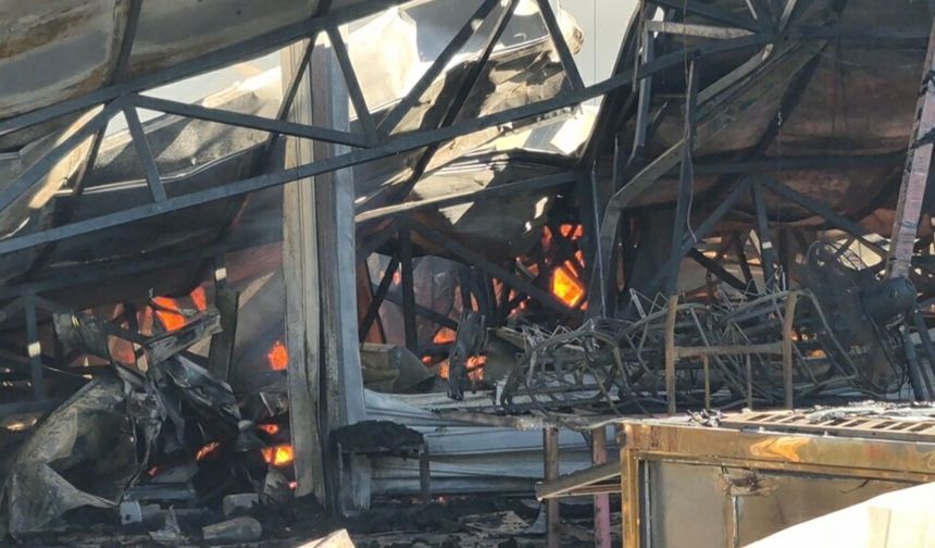 Kuşadası'ndaki Aykuştur Pazarı'nda Yangın: Dükkanlar Kullanılamaz Hale Geldi