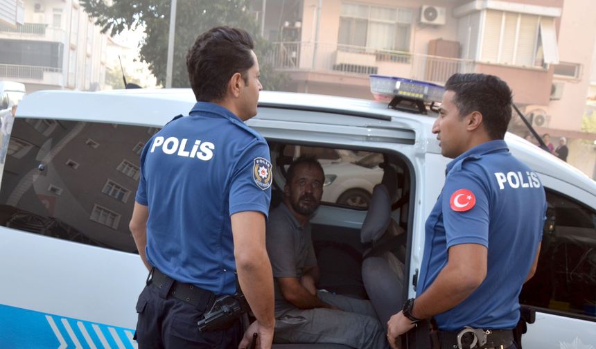Mahsur kalan kediyi kurtarmak için balkona tırmandı