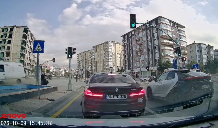 Malatya’da Feci Kaza Anı Kamerada: 2 Kadın Ezilmekten Son Anda Kurtuldu!
