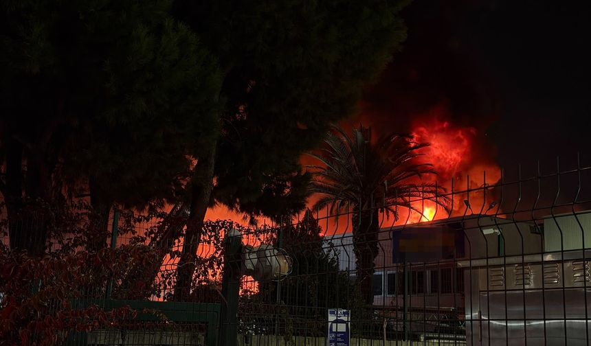 Manisa'da Akü Fabrikasında Yangın: Ekipler Seferber Oldu!