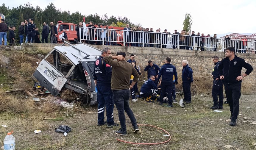 Sivas'ta hafif ticari araç şarampole devrildi: 3'ü ağır, 5 kişi yaralandı