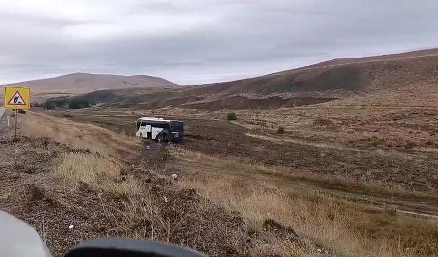 Sivas’ta Yolcu Otobüsü Tarlaya Girdi: 2’si Çocuk 9 Yaralı