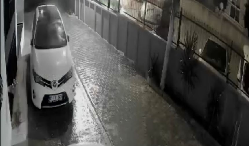 Sokak ortasında havai fişek patlatan kişiler maddi hasara sebep oldu