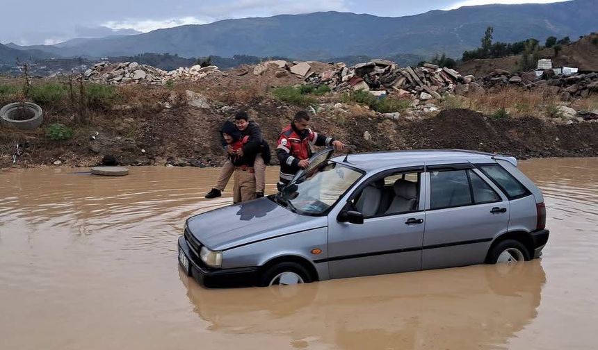 Su Basan Yolda Mahsur Kalan Öğrencileri İtfaiye Kurtardı