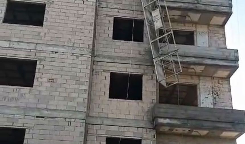 Tarsus'ta inşaat işçisi kardeşler iskeleden düştü