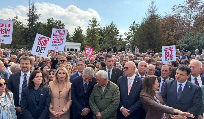 Yeni Parti’den AYM önünde ‘sansür’ tepkisi