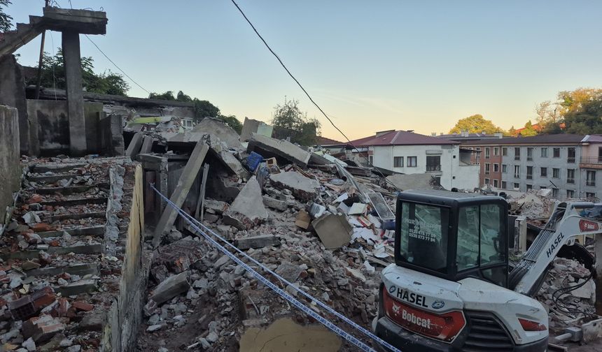Zonguldak'ta çöken evin çevresindeki binalar tahliye edildi