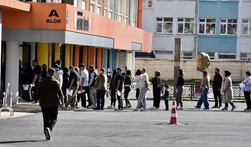 KPSS'de büyük yarış! Yaklaşık 3 milyon aday memurluk için ter döküyor