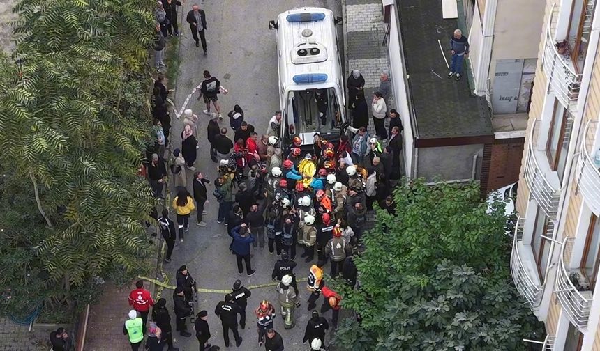 Maltepe’de bina çöktü: Enkazdan 5 kişi yaralı çıkarıldı