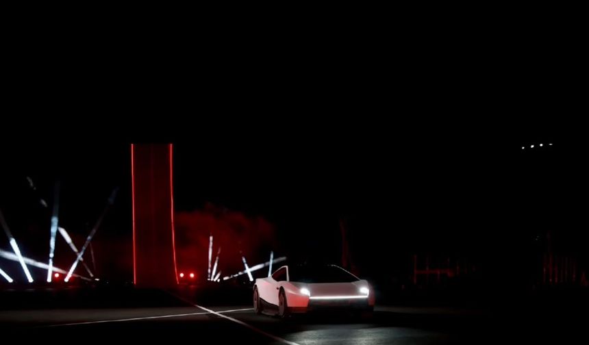 Musk’tan uçan otomobil gösterisi! Tesla Roadster havalandı