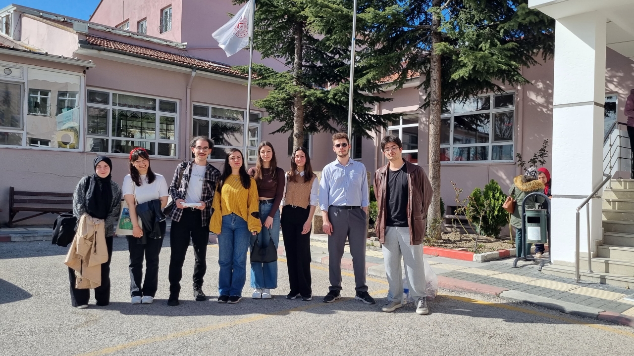 Çubuk'ta Üniversite Öğrencileri Huzurevini Ziyaret Etti