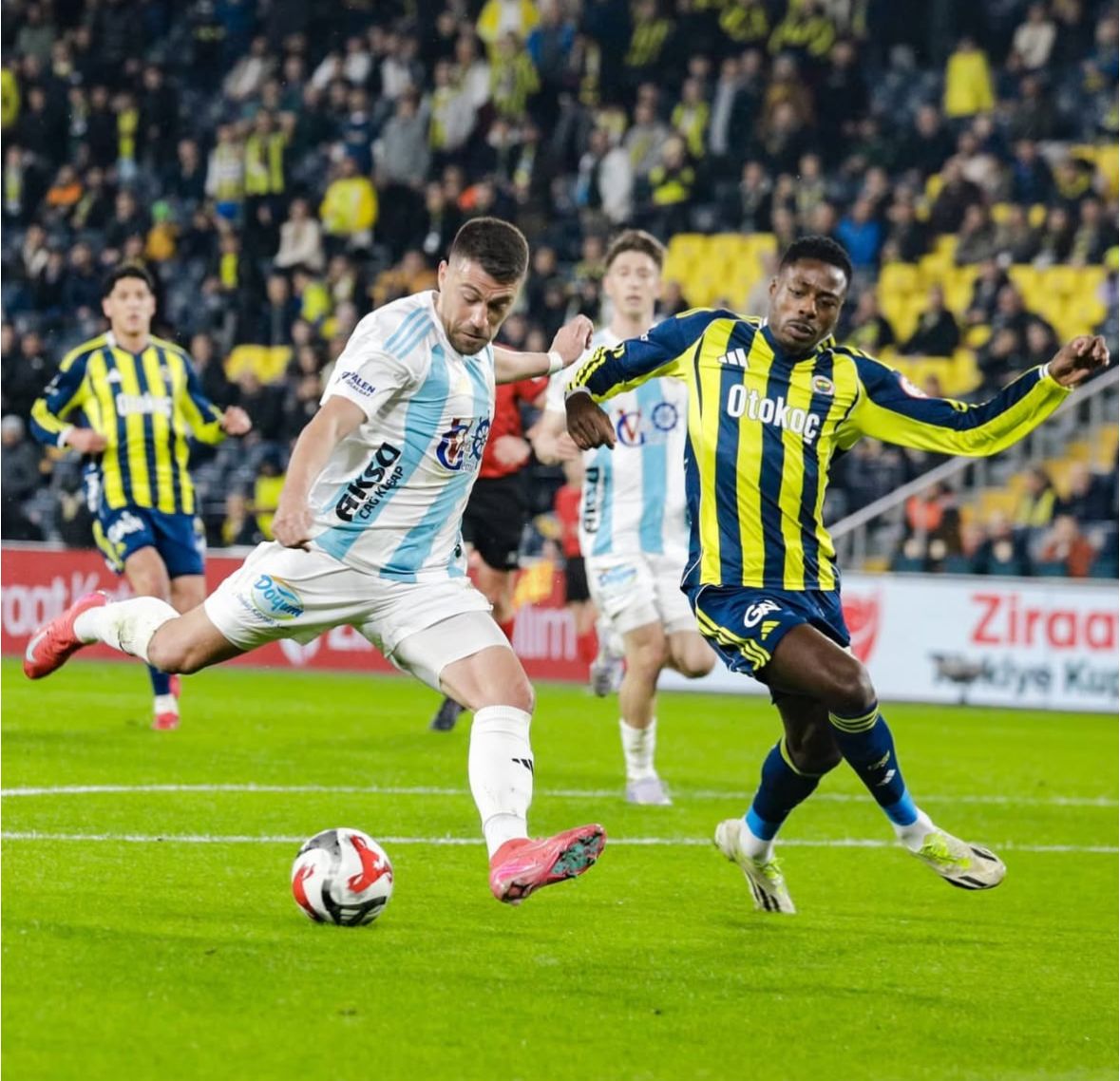 Fenerbahçe evinde geriden gelerek kazandı